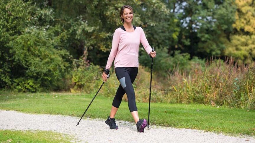 una mujer está ocupada caminando para prevenir el dolor de espalda