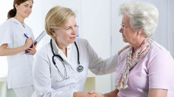 El médico da al paciente recomendaciones para el tratamiento de la artrosis. 