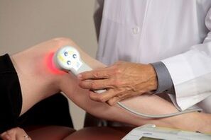 Procedimiento de terapia con láser para la artrosis de las articulaciones. 