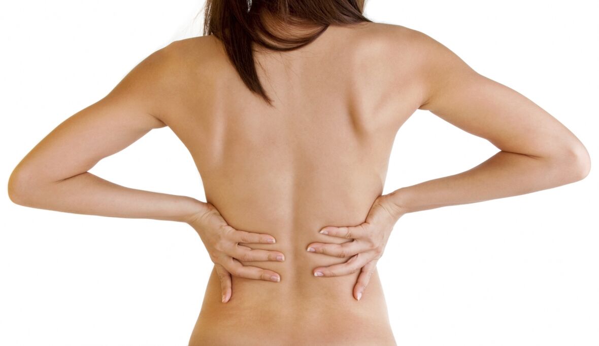 En la segunda etapa de la osteocondrosis torácica, aparece dolor de espalda. 