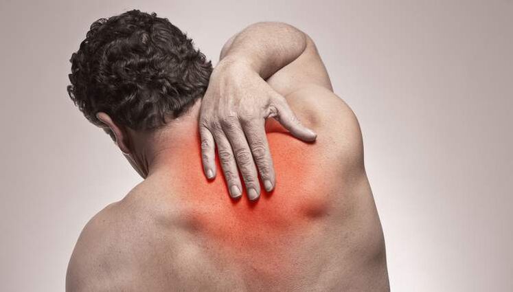 dolor de espalda en el área del omóplato