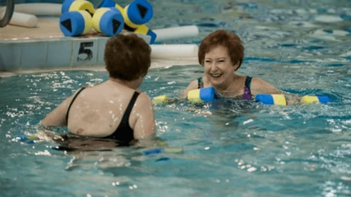 La piscina se recomienda a todos y siempre.